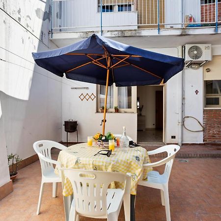 Tra Il Centro E Il Mare Apartment Con Terrazzo Aci Castello Luaran gambar
