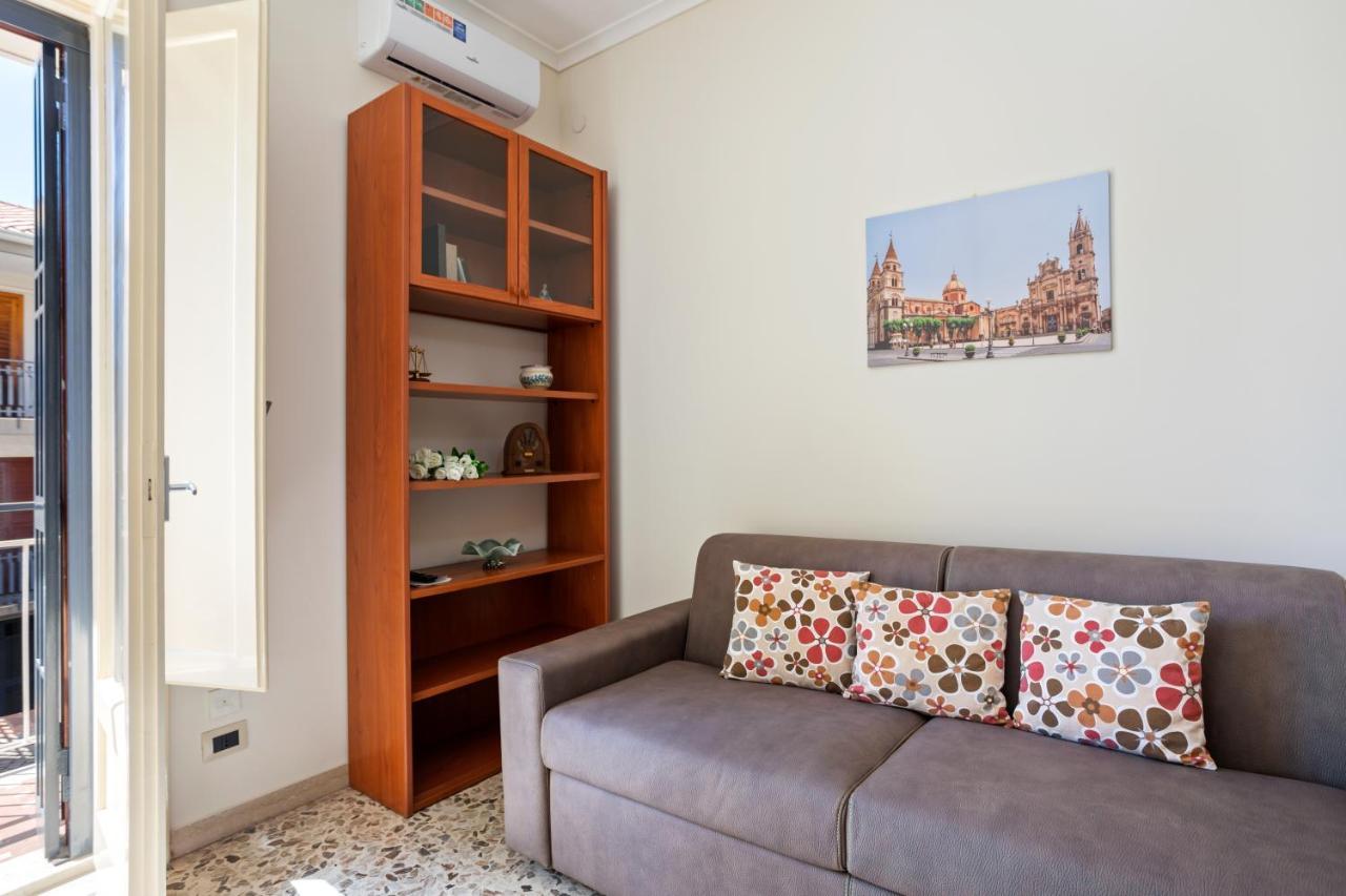 Tra Il Centro E Il Mare Apartment Con Terrazzo Aci Castello Luaran gambar