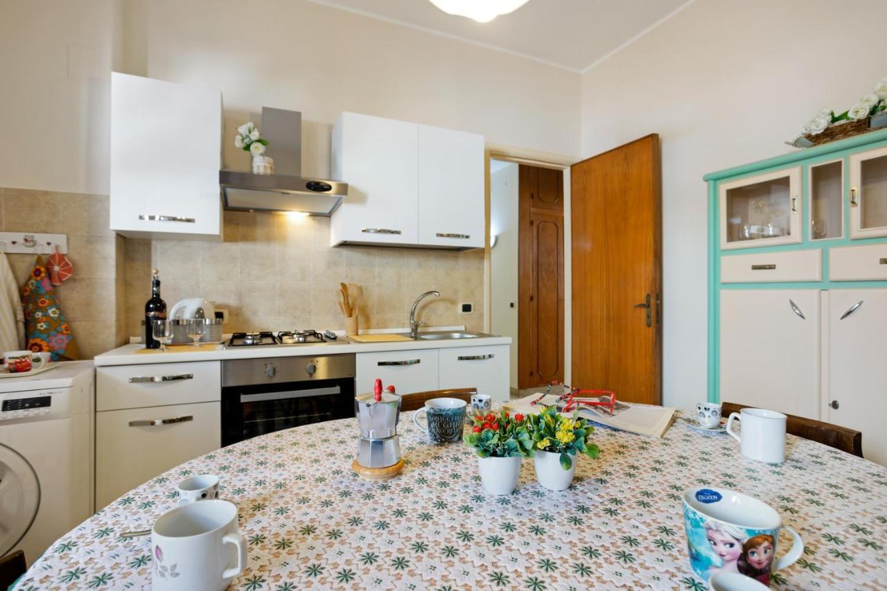 Tra Il Centro E Il Mare Apartment Con Terrazzo Aci Castello Luaran gambar