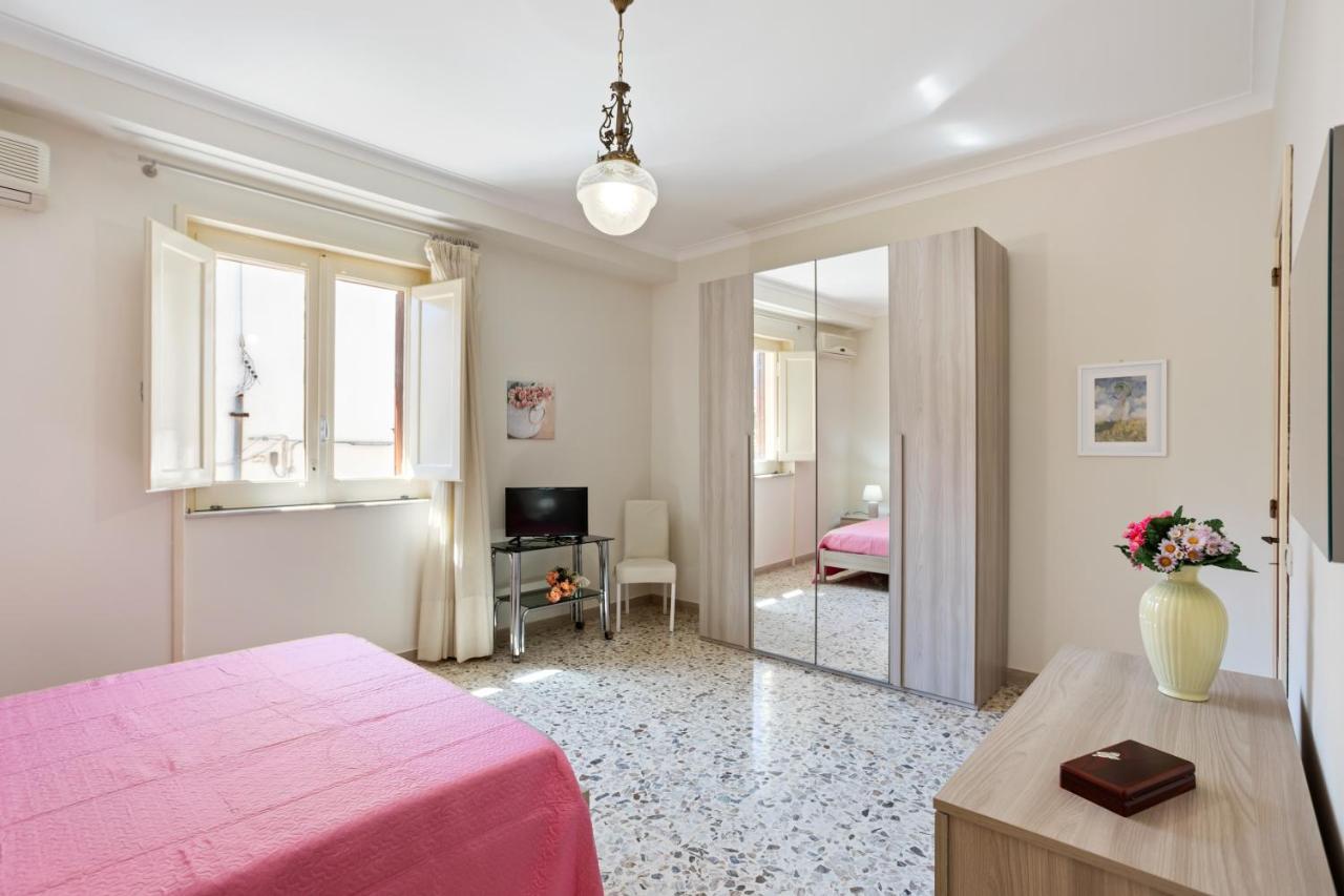 Tra Il Centro E Il Mare Apartment Con Terrazzo Aci Castello Luaran gambar