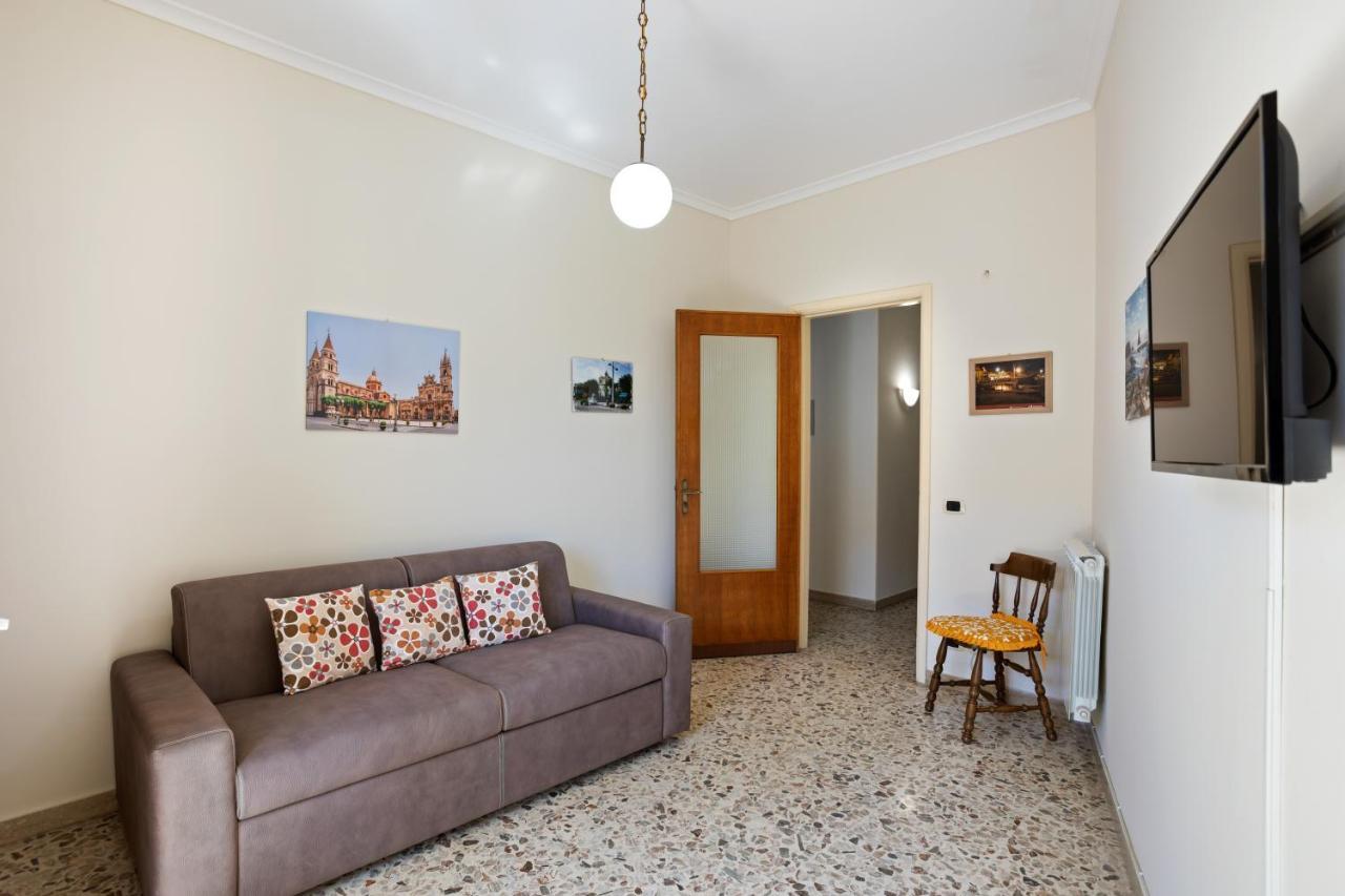 Tra Il Centro E Il Mare Apartment Con Terrazzo Aci Castello Luaran gambar
