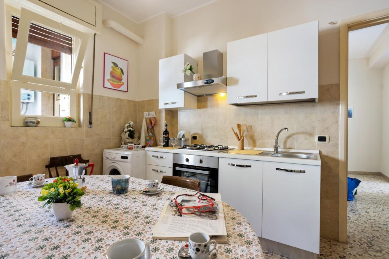 Tra Il Centro E Il Mare Apartment Con Terrazzo Aci Castello Luaran gambar