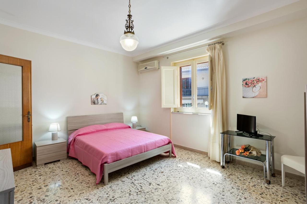 Tra Il Centro E Il Mare Apartment Con Terrazzo Aci Castello Luaran gambar